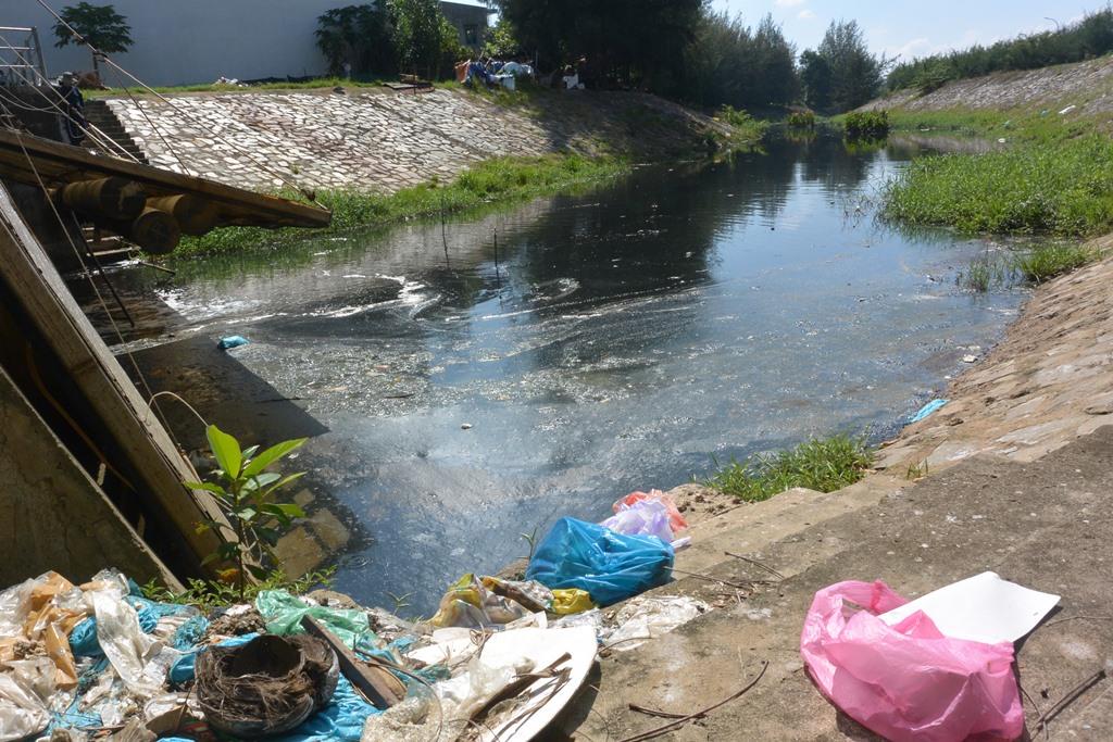 Khổ vì ô nhiễm ở kênh Khuê Trung - Đò Xu